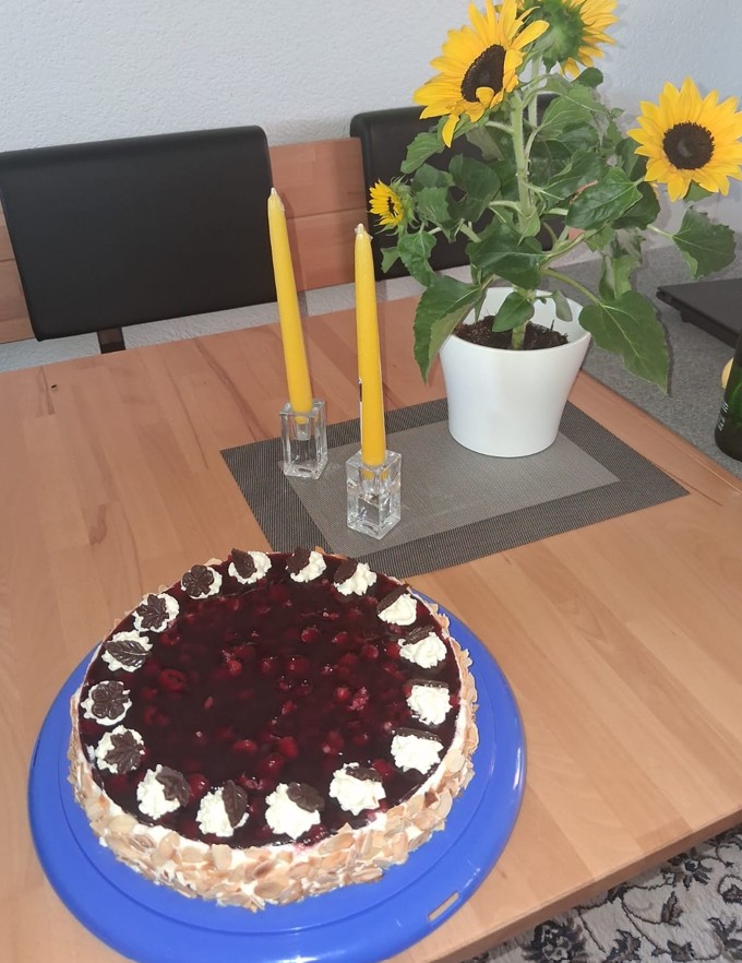 Bild 1: Juli-Bild - Himbeerkuchen und Sonnenblumen